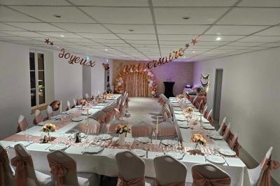 Douche avec carrelage sombre à gauche et meuble de salle de bain blanc avec vasque ronde à droite.