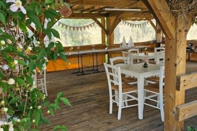 Miniature Location salle Hiéville (Calvados) - Domaine de L'Andrèse #9 Jardin verdoyant avec un arbre, une chaise suspendue et une pergola en bois sous un ciel dégagé.