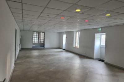 Douche avec carrelage sombre à gauche et meuble de salle de bain blanc avec vasque ronde à droite.