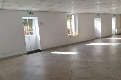 Douche avec carrelage sombre à gauche et meuble de salle de bain blanc avec vasque ronde à droite.