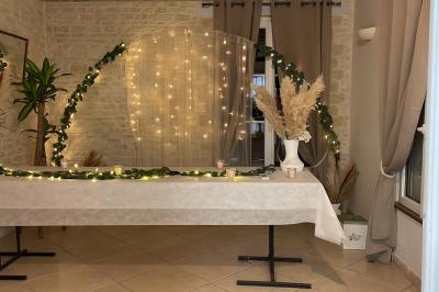 Douche avec carrelage sombre à gauche et meuble de salle de bain blanc avec vasque ronde à droite.