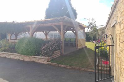 Douche avec carrelage sombre à gauche et meuble de salle de bain blanc avec vasque ronde à droite.