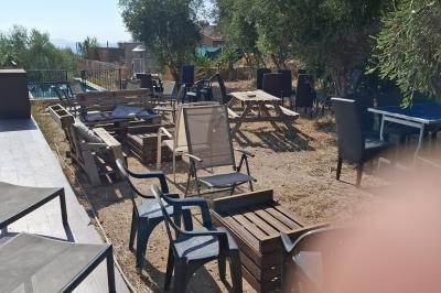 Brochettes de viande en train de griller sur un barbecue à charbon.