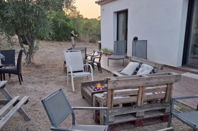 Brochettes de viande en train de griller sur un barbecue à charbon.