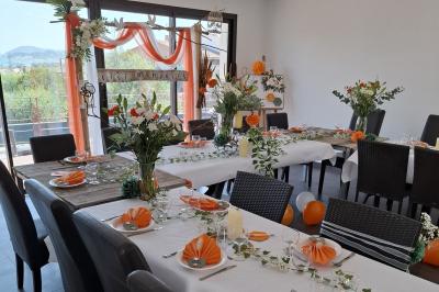 Brochettes de viande en train de griller sur un barbecue à charbon.