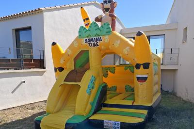 Brochettes de viande en train de griller sur un barbecue à charbon.