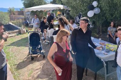 Brochettes de viande en train de griller sur un barbecue à charbon.