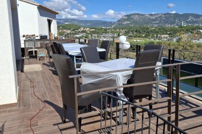 Brochettes de viande en train de griller sur un barbecue à charbon.