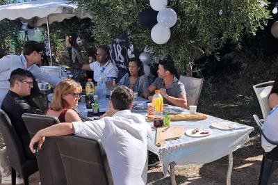 Brochettes de viande en train de griller sur un barbecue à charbon.