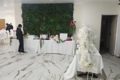 Panneau indiquant ’Espace L'Anjoly Event Hall’ avec des services comme location de salle, mariages et baptêmes.