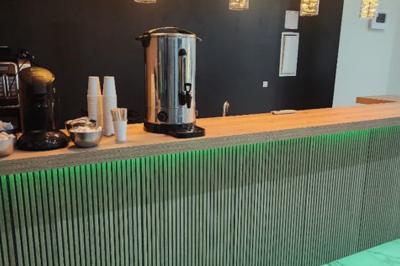 Panneau indiquant ’Espace L'Anjoly Event Hall’ avec des services comme location de salle, mariages et baptêmes.