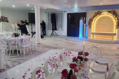 Panneau indiquant ’Espace L'Anjoly Event Hall’ avec des services comme location de salle, mariages et baptêmes.