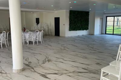 Panneau indiquant ’Espace L'Anjoly Event Hall’ avec des services comme location de salle, mariages et baptêmes.