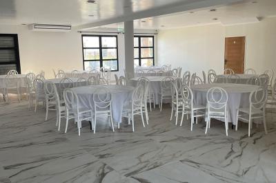 Panneau indiquant ’Espace L'Anjoly Event Hall’ avec des services comme location de salle, mariages et baptêmes.