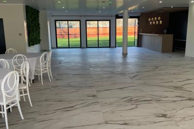 Panneau indiquant ’Espace L'Anjoly Event Hall’ avec des services comme location de salle, mariages et baptêmes.