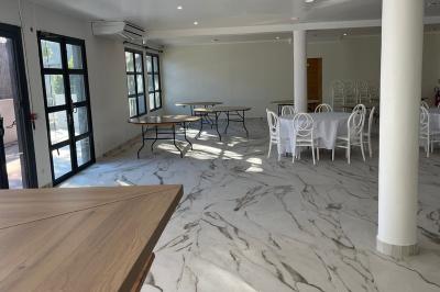 Panneau indiquant ’Espace L'Anjoly Event Hall’ avec des services comme location de salle, mariages et baptêmes.