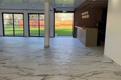 Panneau indiquant ’Espace L'Anjoly Event Hall’ avec des services comme location de salle, mariages et baptêmes.