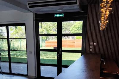 Panneau indiquant ’Espace L'Anjoly Event Hall’ avec des services comme location de salle, mariages et baptêmes.