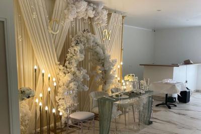 Panneau indiquant ’Espace L'Anjoly Event Hall’ avec des services comme location de salle, mariages et baptêmes.