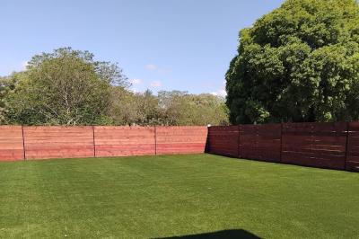 Panneau indiquant ’Espace L'Anjoly Event Hall’ avec des services comme location de salle, mariages et baptêmes.