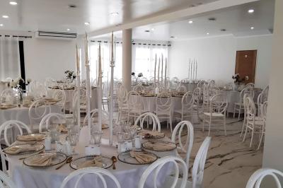 Panneau indiquant ’Espace L'Anjoly Event Hall’ avec des services comme location de salle, mariages et baptêmes.