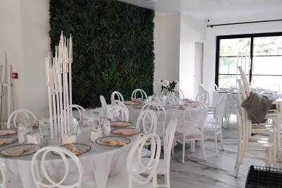 Panneau indiquant ’Espace L'Anjoly Event Hall’ avec des services comme location de salle, mariages et baptêmes.