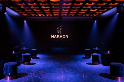 Miniature Location salle Bruxelles (Bruxelles-Capitale) - Harmon House #6 Couloir avec parquet en bois sombre, éclairé par des panneaux lumineux aux motifs géométriques.