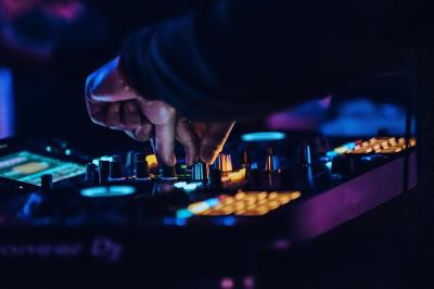 Miniature Location salle Bruxelles (Bruxelles-Capitale) - Harmon House #11 Couloir avec parquet en bois sombre, éclairé par des panneaux lumineux aux motifs géométriques.