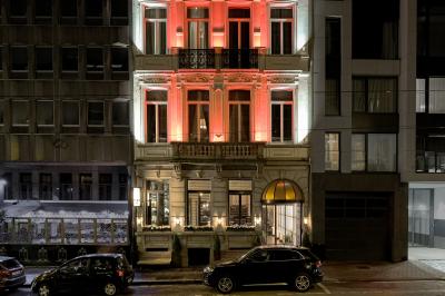 Miniature Location salle Bruxelles (Bruxelles-Capitale) - Harmon House #3 Couloir avec parquet en bois sombre, éclairé par des panneaux lumineux aux motifs géométriques.