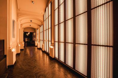 Miniature Location salle Bruxelles (Bruxelles-Capitale) - Harmon House #14 Couloir avec parquet en bois sombre, éclairé par des panneaux lumineux aux motifs géométriques.