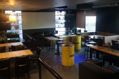 Deux micros sur scène dans une salle sombre, avec un écran lumineux affichant du texte en arrière-plan.