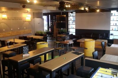 Deux micros sur scène dans une salle sombre, avec un écran lumineux affichant du texte en arrière-plan.