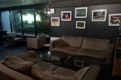 Deux micros sur scène dans une salle sombre, avec un écran lumineux affichant du texte en arrière-plan.