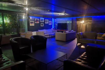 Deux micros sur scène dans une salle sombre, avec un écran lumineux affichant du texte en arrière-plan.