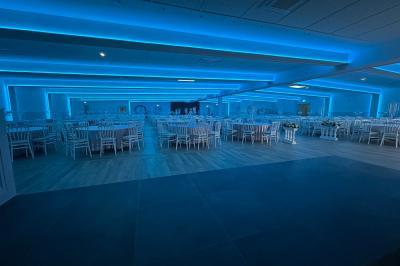 Parking vide avec marquages au sol, entouré de bâtiments résidentiels et d'arbres sous un ciel nuageux.