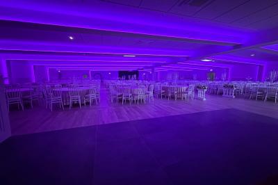 Parking vide avec marquages au sol, entouré de bâtiments résidentiels et d'arbres sous un ciel nuageux.