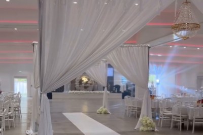 Parking vide avec marquages au sol, entouré de bâtiments résidentiels et d'arbres sous un ciel nuageux.