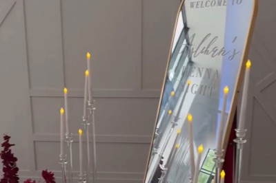 Parking vide avec marquages au sol, entouré de bâtiments résidentiels et d'arbres sous un ciel nuageux.