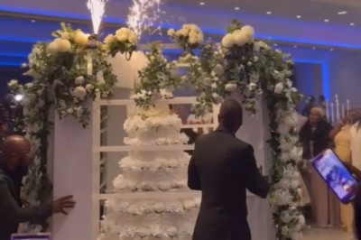 Parking vide avec marquages au sol, entouré de bâtiments résidentiels et d'arbres sous un ciel nuageux.