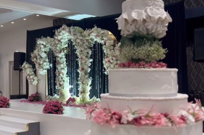 Parking vide avec marquages au sol, entouré de bâtiments résidentiels et d'arbres sous un ciel nuageux.