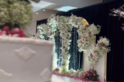 Parking vide avec marquages au sol, entouré de bâtiments résidentiels et d'arbres sous un ciel nuageux.