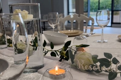 Parking vide avec marquages au sol, entouré de bâtiments résidentiels et d'arbres sous un ciel nuageux.