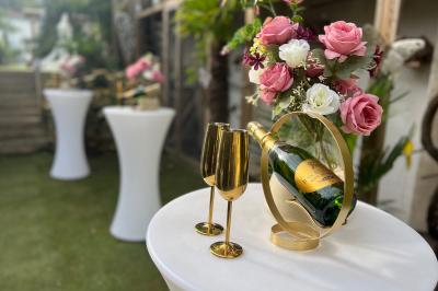 Chambre lumineuse avec jacuzzi intégré, lit double, murs en pierre blanche et décoration élégante.