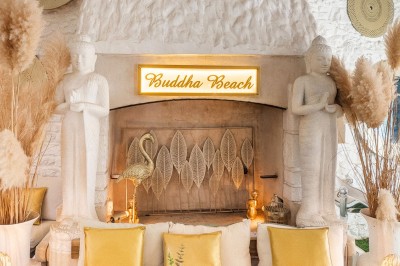 Miniature Location salle Thoiry (Yvelines) - Buddha Beach Thoiry #15 Mur végétal décoratif avec plantes tropicales, étagères circulaires, objets décoratifs et statue de Bouddha.