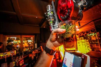 Salle intérieure d’un bar avec des murs décorés du texte ’French Flair’, des tables et des chaises en bois.