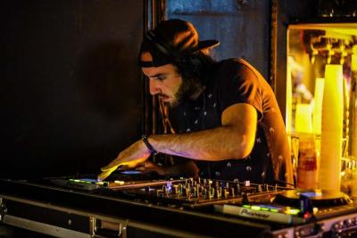 Salle intérieure d’un bar avec des murs décorés du texte ’French Flair’, des tables et des chaises en bois.