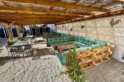 Salle aménagée avec des tables alignées portant des brochures, des bandanas colorés et des bougies, écran et affiches en…