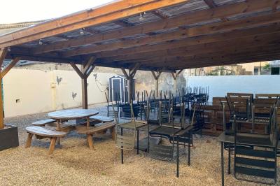 Groupe de personnes rassemblées dans un bar animé, regardant un match de sport diffusé sur des écrans géants.