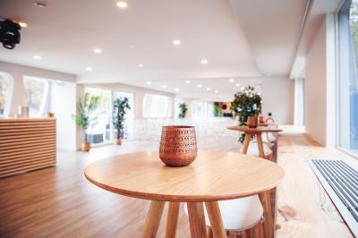 Bateau naviguant sur une rivière avec des passagers debout sur le pont supérieur près d'un quai en pierre.