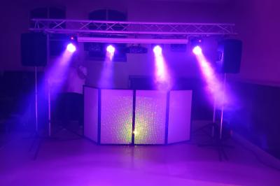 Miniature DJ Châbons (Isère) - Platineplus2 #3 Personnes dansant dans une salle éclairée par des lumières colorées, ambiance festive et décontractée.